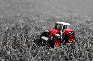 red_tractor_in_the_grass_203581