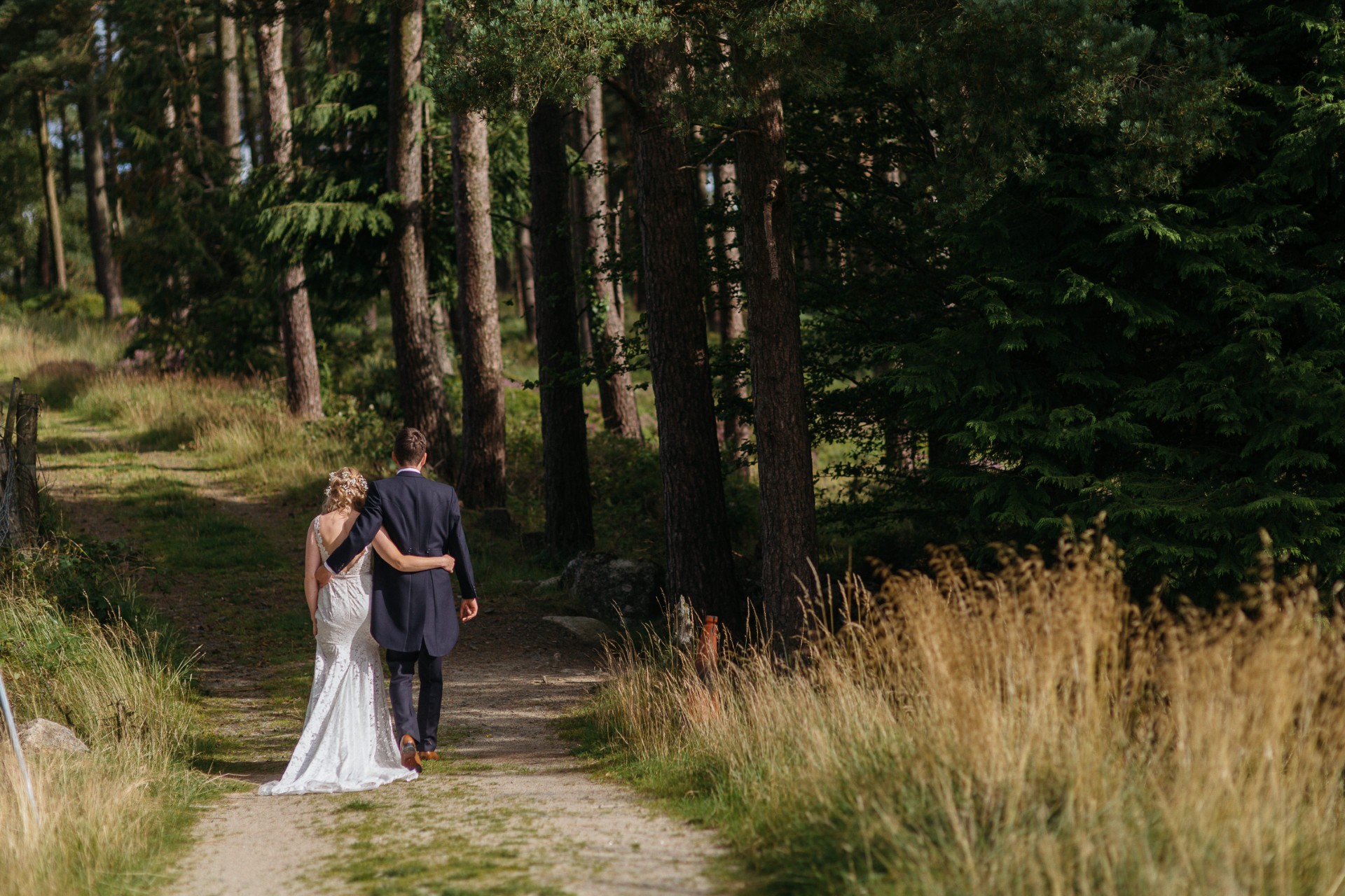 Rural dating couple enjoying countryside life - meet single farmers and country people on Muddy Matches